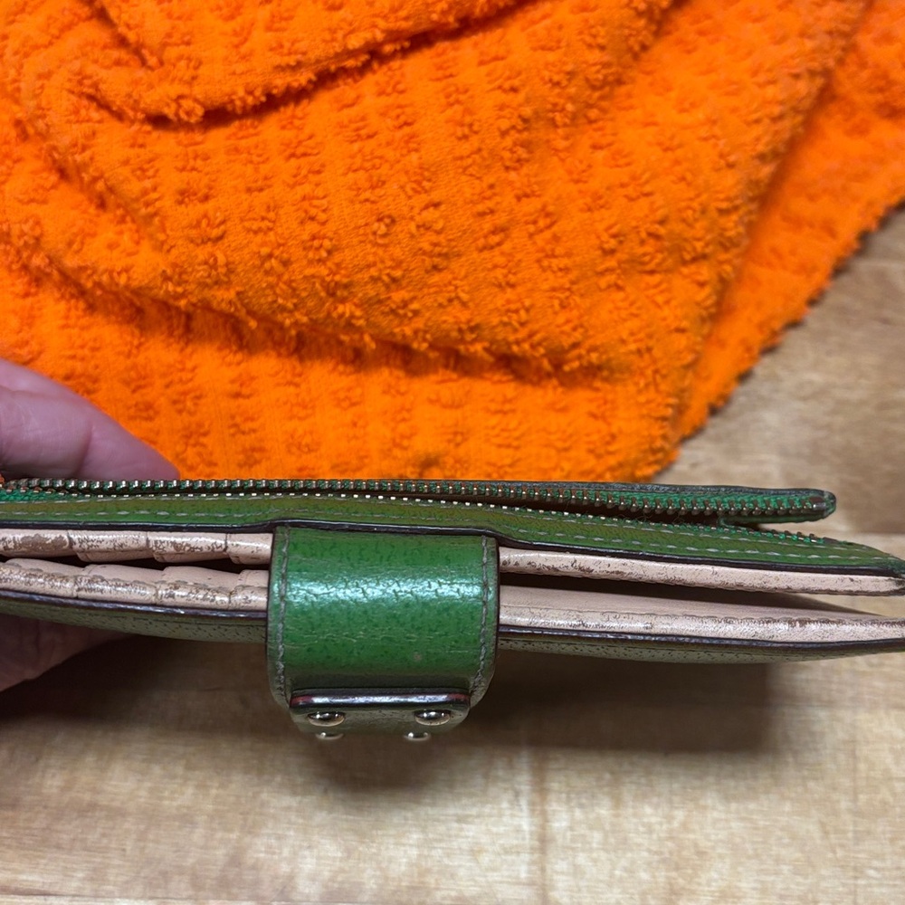 “” SOLD” 



Kate Spade Vibrant Green Wallet - Picture 12 of 13